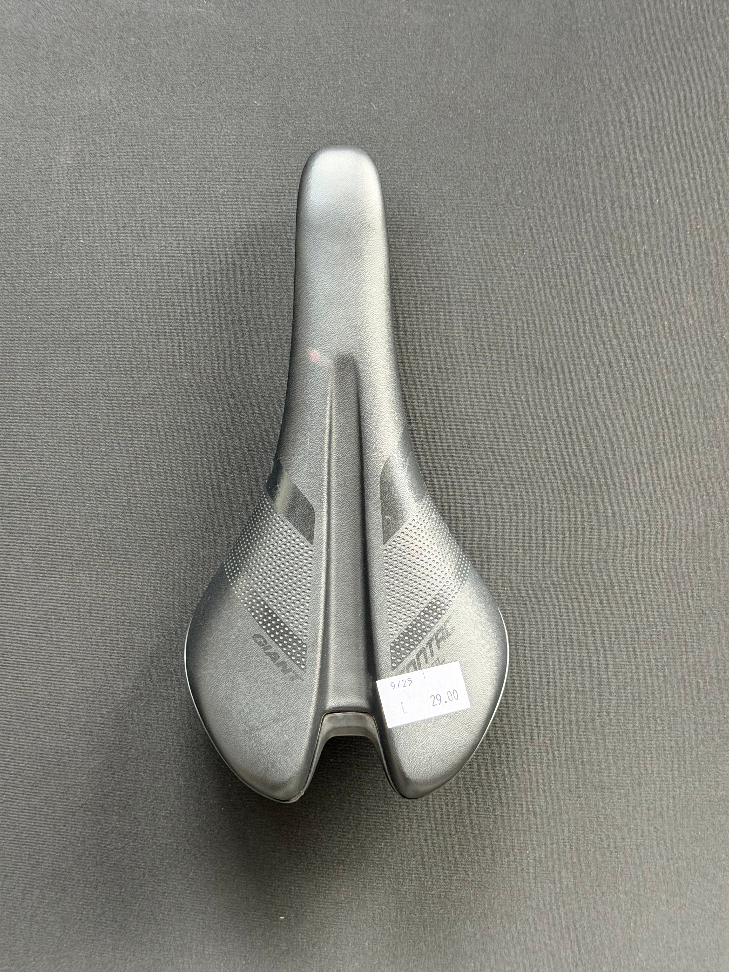 Giant Contact Saddle